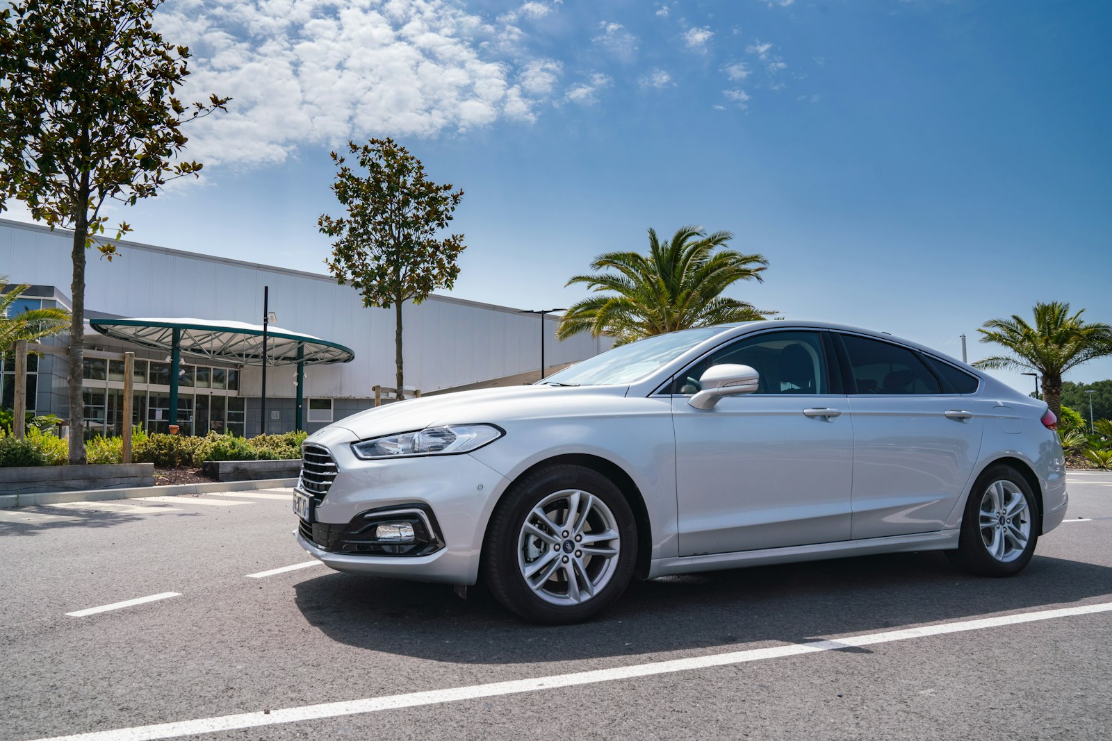 Thuê xe Mercedes-Benz E-Class cao cấp